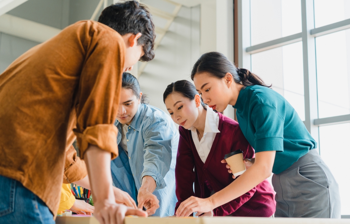 asian-businessmen-businesswomen-meeting-brainstorming-ideas-about-creative-web-design-planning-application-developing-template-layout-mobile-phone-project-working-together-small-office